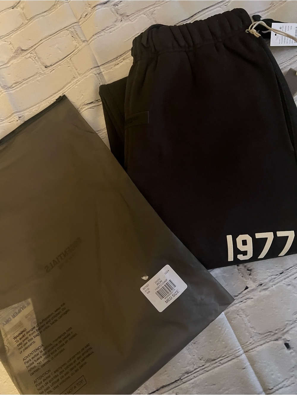 Fear of God Essentials 1977 Iron. - Picture 5 of 5